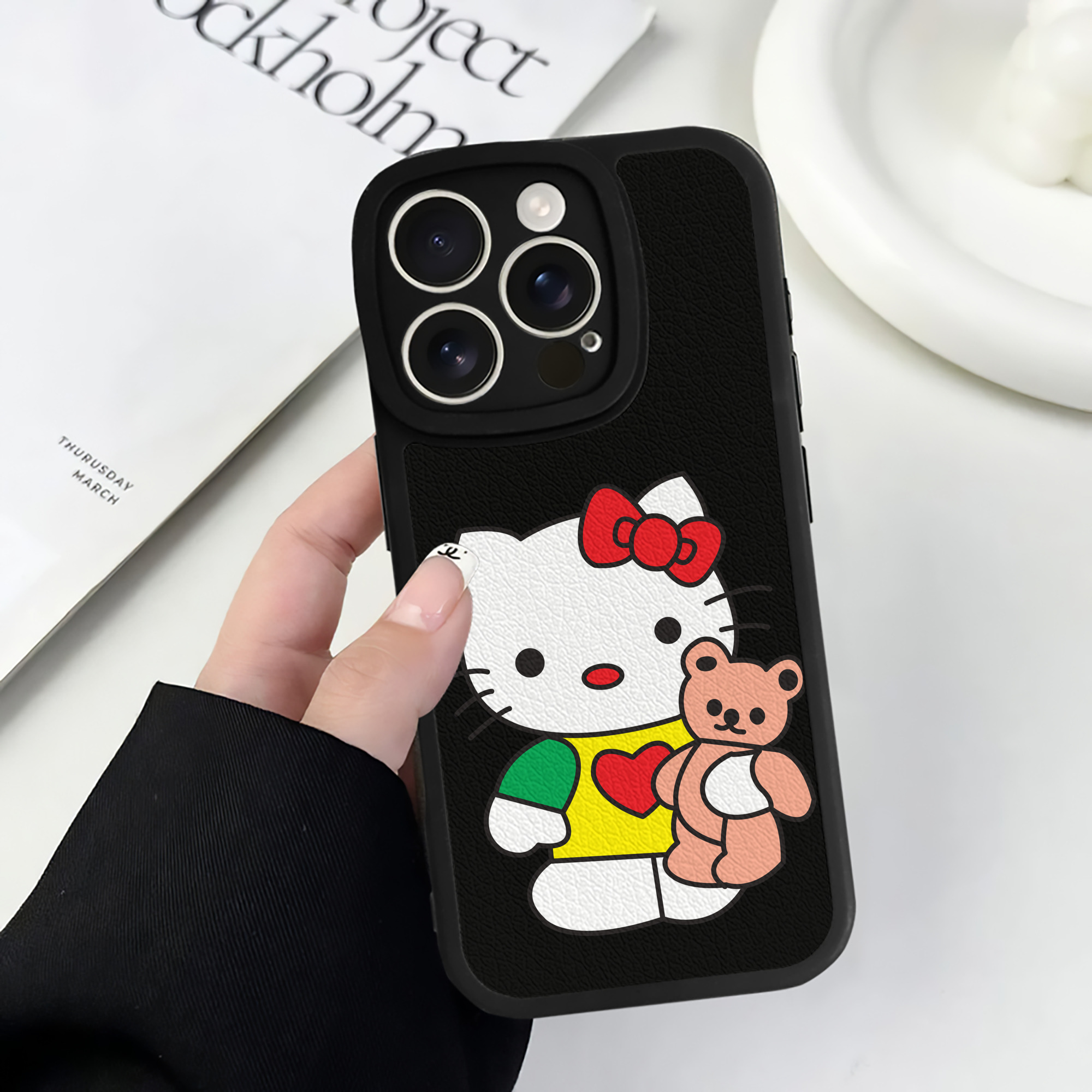 （画像用） Hello Kitty ハローキティ 【iPhone 16シリーズ対応】シリコンスマホケース（レザー調） 材質：シリコン